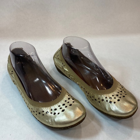 Taos Shoes Untold Ballet gold Faux Leather Laser‎ Cut Out Flats - Picture 1 of 10